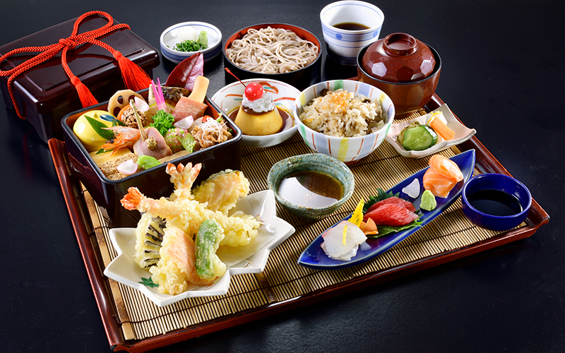 寿司や天ぷら、刺身などの料理
